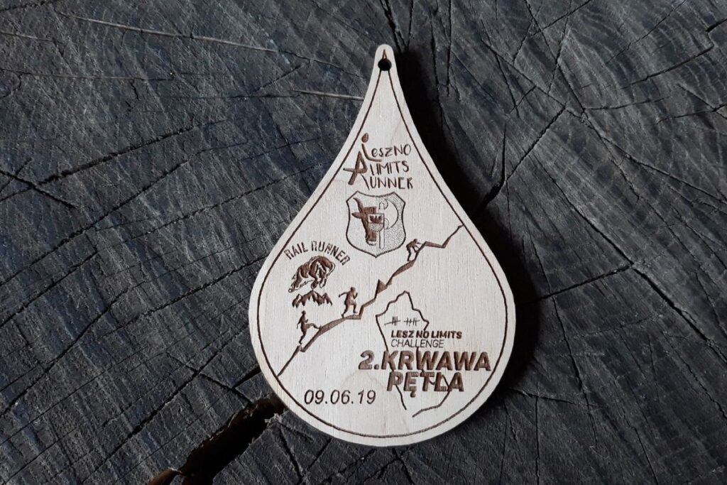 Medal w kształcie kropli, ekologiczne trofeum na bieg ultra, grawerowany medal drewniany Krwawa Pętla, pamiątka sportowa z drewna.