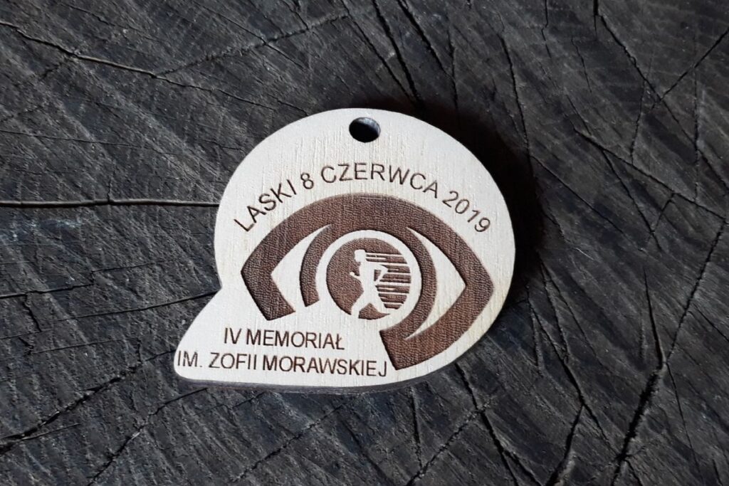 Drewniany medal memoriałowy, ekologiczne trofeum sportowe Laski, pamiątka z memoriału Zofii Morawskiej, grawerowany medal z drewna.