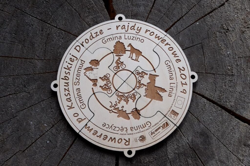 Medale puzzle z drewna, trofeum modułowe na rajdy rowerowe, Kaszuby rowerem pamiątka, drewniana mapa Kaszub z grawerem, medal składany.