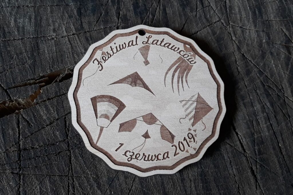 Drewniany medal na festiwal latawców, ekologiczne trofeum dla dzieci, grawerowana pamiątka z drewna, medal z motywem nieba i latawca.