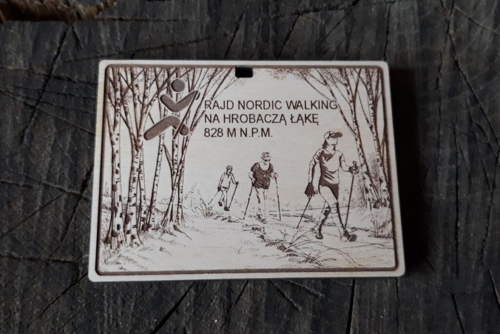 Drewniany medal nordic walking, ekologiczne trofeum na rajd, grawerowana pamiątka z drewna dla chodziarzy, medal eko z motywem kijków.