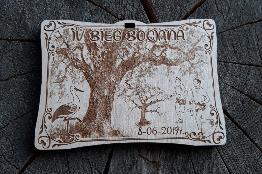 Drewniany medal Bieg Bociana, ekologiczne trofeum sportowe z ptakiem, grawerowana pamiątka z biegu przełajowego, medal eko z drewna.