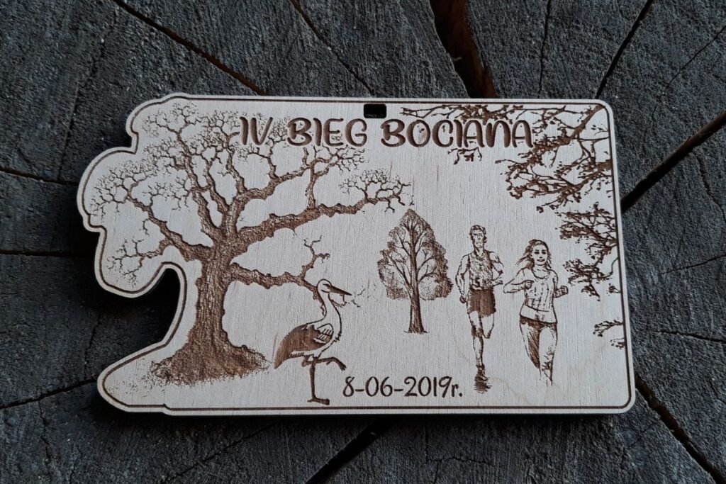 Ekologiczny medal drewniany z bocianem, trofeum na bieg przełajowy, pamiątka sportowa z grawerem ptaka, medal z drewna na zamówienie.