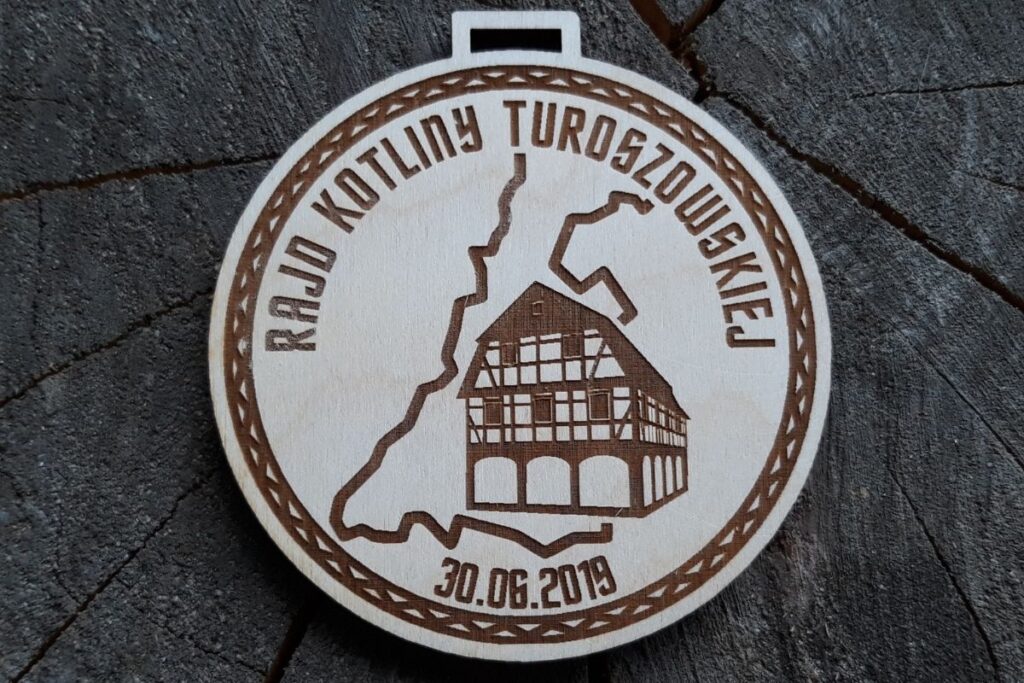 Drewniany medal na rajd pieszy, ekologiczne trofeum turystyczne, pamiątka z Rajdu Kotliny Turoszowskiej, grawerowany medal z drewna dla wędrowców.