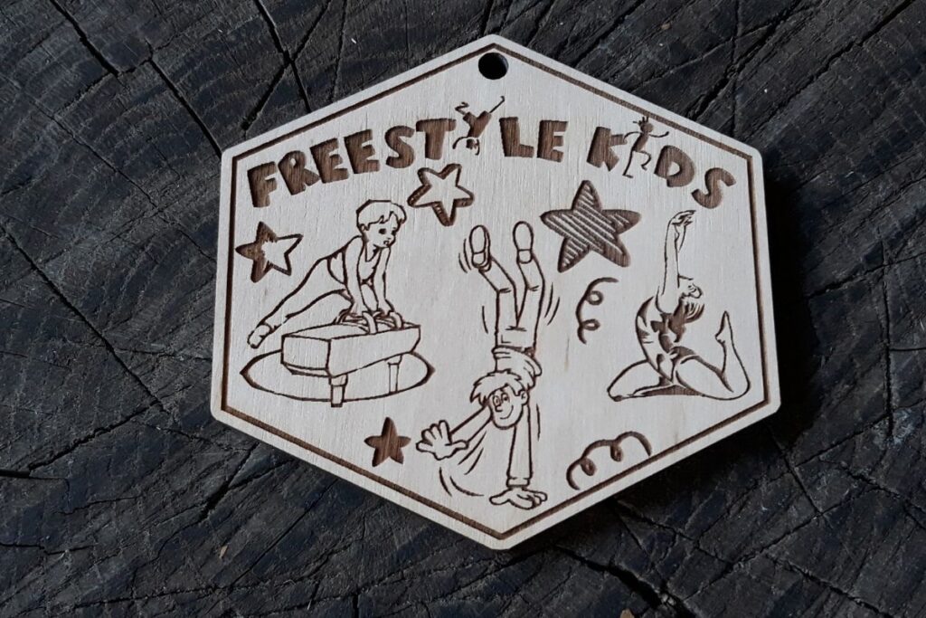 Drewniany medal dla dzieci, trofeum Freestyle Kids, ekologiczna pamiątka na zawody dla najmłodszych, grawerowany medal.