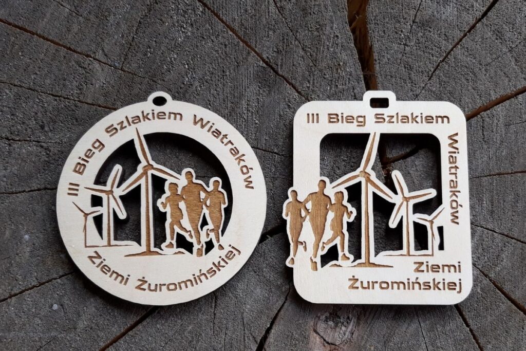 Ażurowy medal drewniany na bieg, ekologiczne trofeum z wiatrakiem, grawerowana pamiątka z biegu szlakiem wiatraków, medal eko design.
