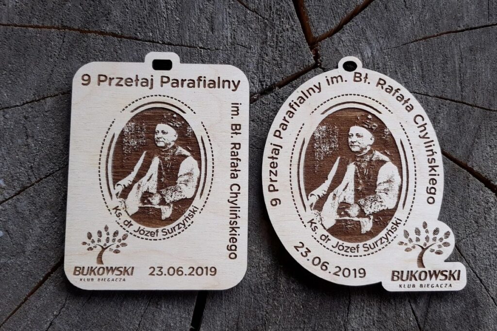 Drewniany medal religijny, trofeum na bieg parafialny, ekologiczny medal z wizerunkiem świętego, grawerowana pamiątka z przełaju, medal bł. Rafał Chyliński.