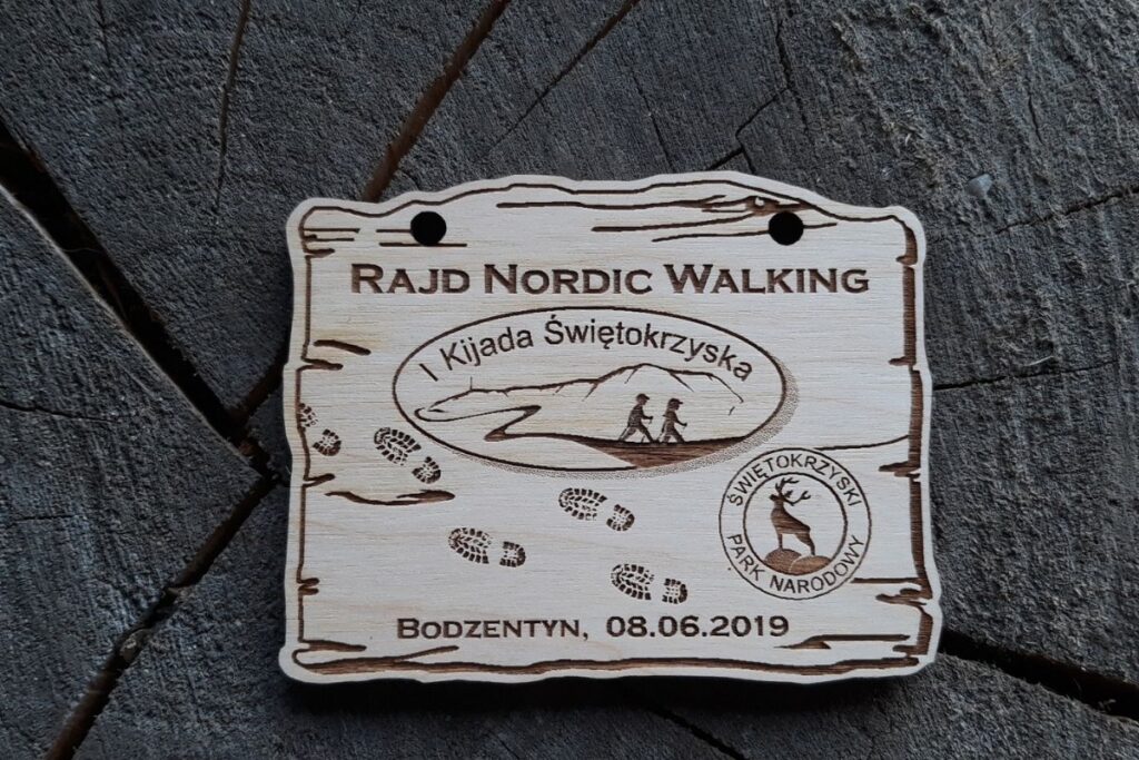 Drewniany medal Nordic Walking, ekologiczne trofeum sportowe, pamiątka z rajdu pieszego, grawerowany medal z drewna dla chodziarzy.