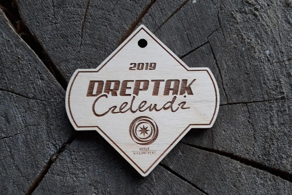 Drewniany medal na wyzwanie sportowe, zabawne trofeum Dreptak Czelendż, ekologiczna pamiątka z marszu, grawerowany medal z drewna.