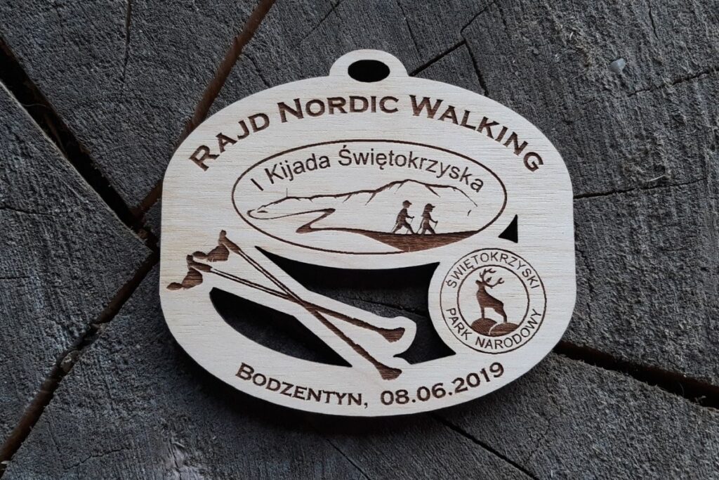 Drewniany medal Nordic Walking, ekologiczne trofeum na rajd pieszy, grawerowana pamiątka z drewna, medal eko dla maszerujących.