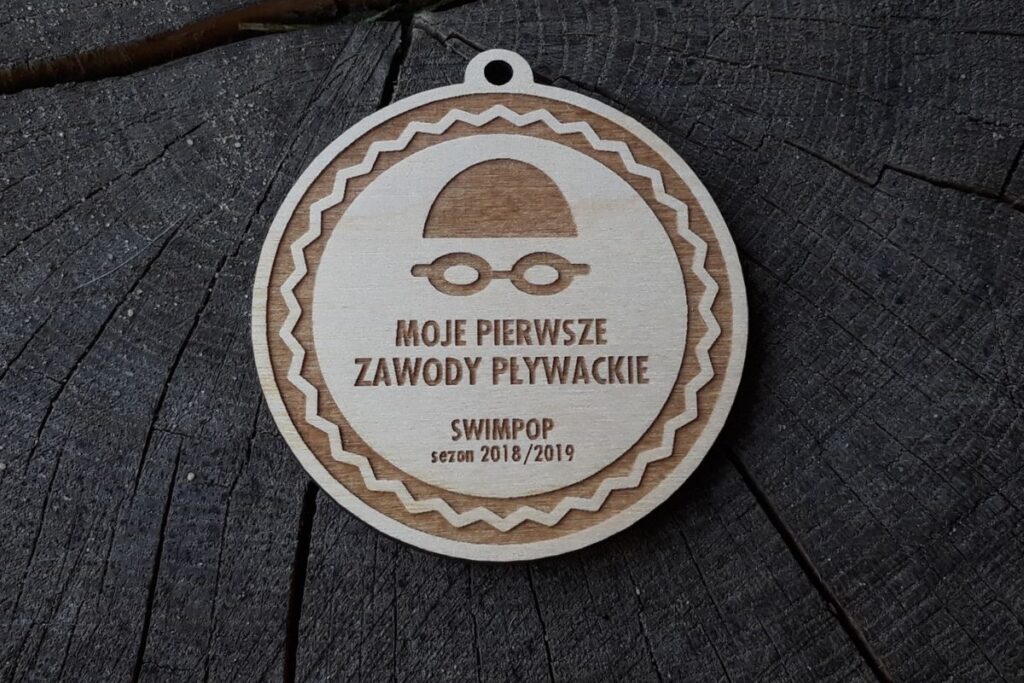 Drewniany medal pływacki dla dzieci, pamiątka z pierwszych zawodów na basenie, ekologiczne trofeum pływackie, medal z drewna dla małych pływaków.