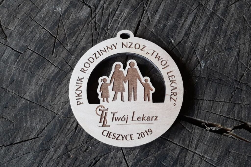 Ażurowy medal drewniany dla rodziny, ekologiczne trofeum na piknik zdrowia, pamiątka z pikniku rodzinnego, wycinany laserowo medal z drewna.