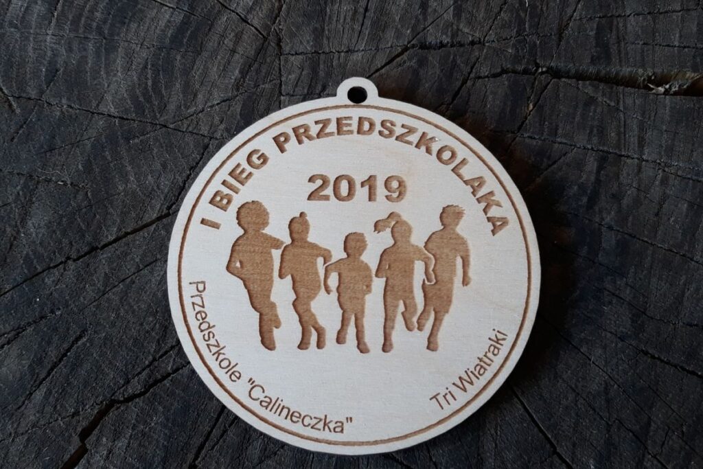 Pierwszy medal dla przedszkolaka, drewniane trofeum na biegi dla dzieci, eko medal z grawerem I Bieg Przedszkolaka, pamiątka sportowa z drewna.