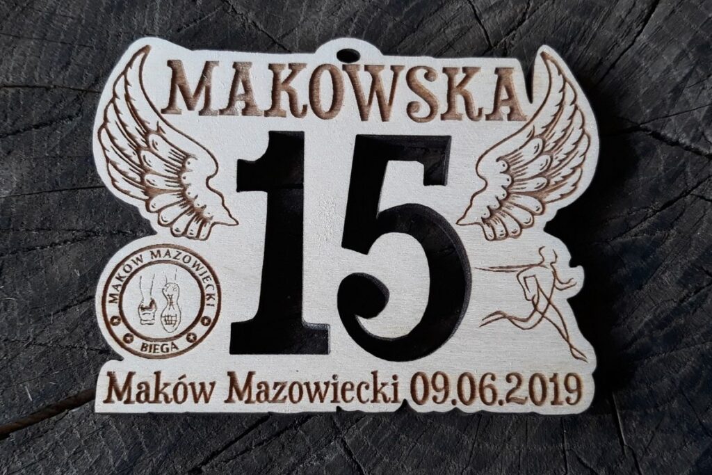 Drewniany medal z ażurową cyfrą, trofeum na bieg Makowska 15, ekologiczny medal z wycięciem laserowym, grawerowana pamiątka biegowa.
