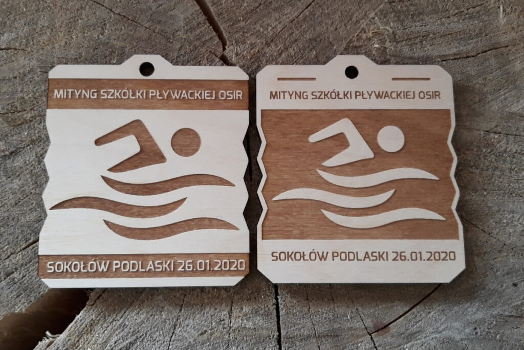 Drewniany medal pływacki, pamiątka ze szkółki pływackiej, ekologiczne trofeum na mityng pływacki, grawerowany medal dla dzieci na basen.
