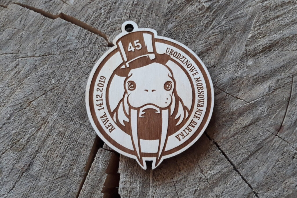 Drewniany medal dla morsa, personalizowany prezent na urodziny morsa, pamiątka z morsowania, ekologiczny medal z grawerem na zamówienie.