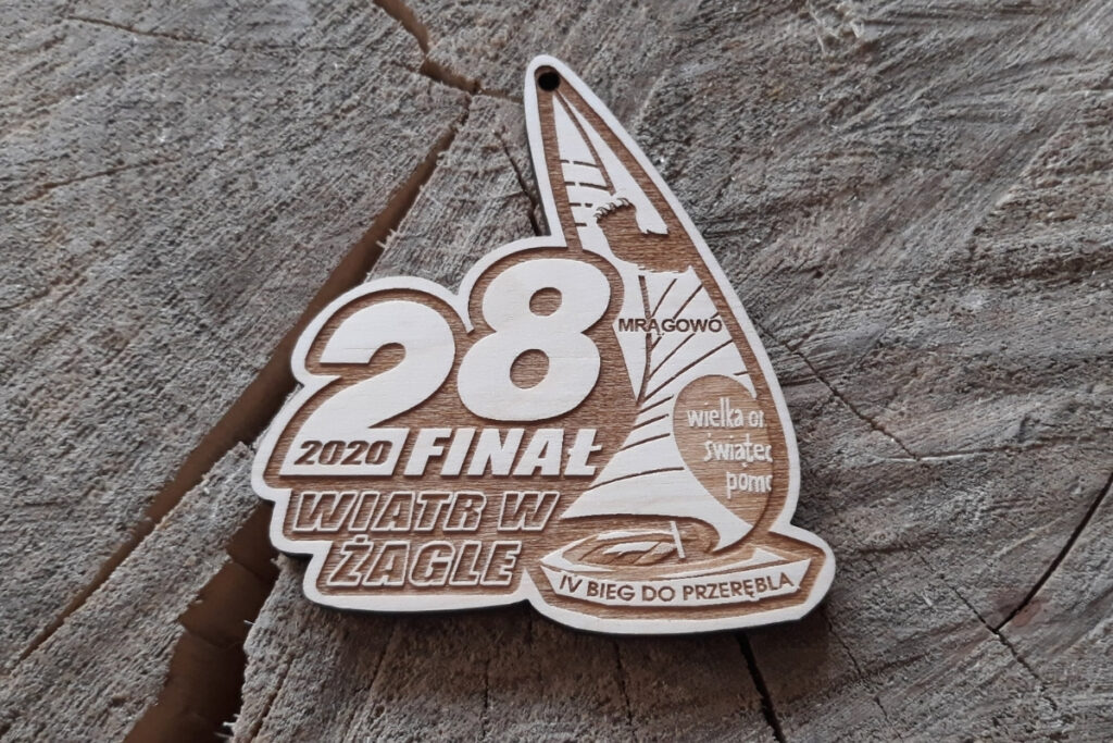 Medal WOŚP bieg do przerębla, drewniane trofeum dla morsów, charytatywny medal z drewna, pamiątka z biegu morsów WOŚP.