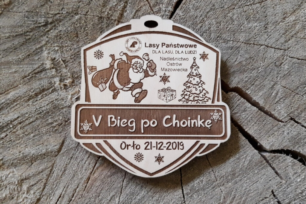  Drewniany medal na bieg mikołajkowy, świąteczne trofeum z drewna, pamiątka z Biegu po Choinkę, ekologiczny medal z grawerem mikołaja biegnącego w stronę choinki.