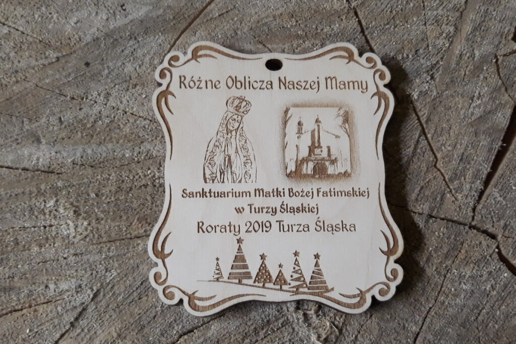 Drewniany medal na Roraty dla dzieci, pamiątka adwentowa z drewna, medal roratni z grawerem Matki Bożej, ekologiczne trofeum religijne dla parafii.