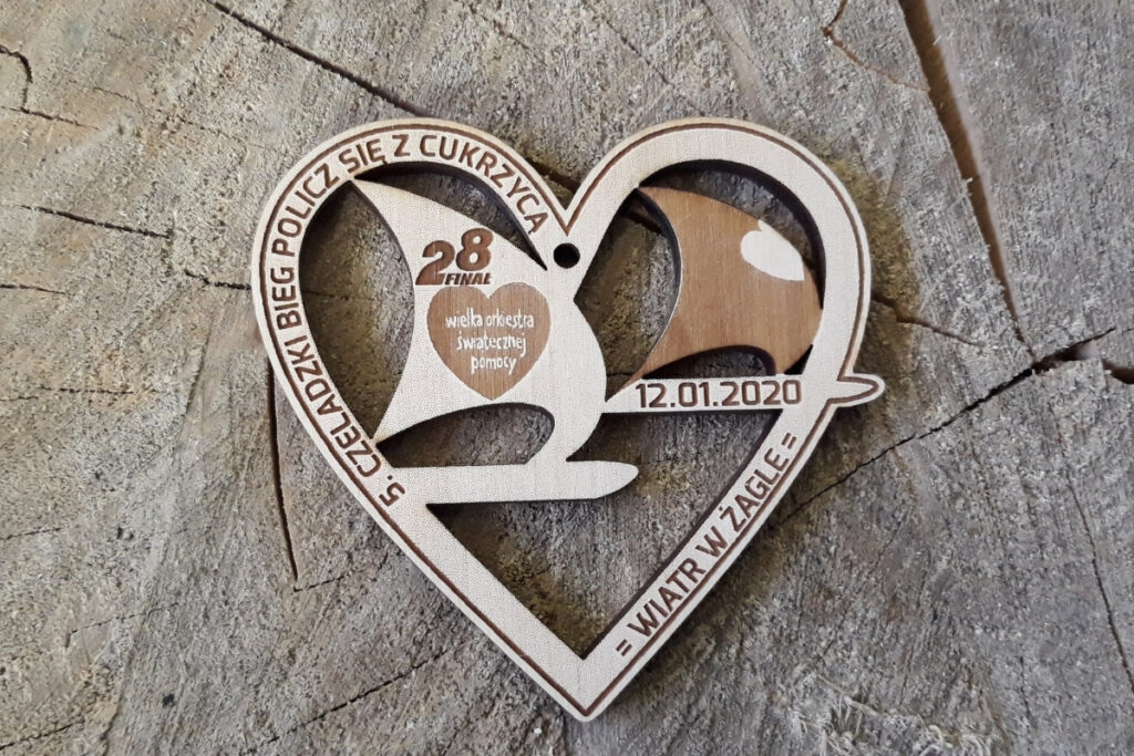 Ażurowy medal Policz się z cukrzycą, drewniane trofeum biegowe Czeladź, medal z sercem WOŚP, ekologiczny medal charytatywny.