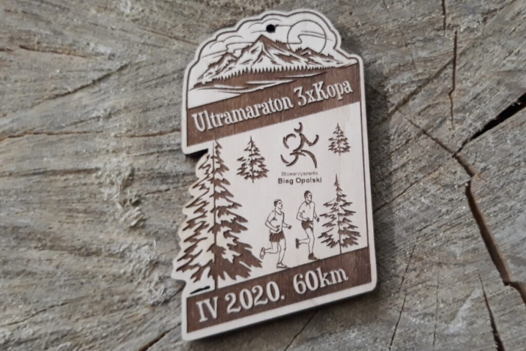 Drewniany medal ultramaraton, trofeum na bieg ultra, grawerowany medal górski z drewna, pamiątka z biegów terenowych, eko medal sportowy.