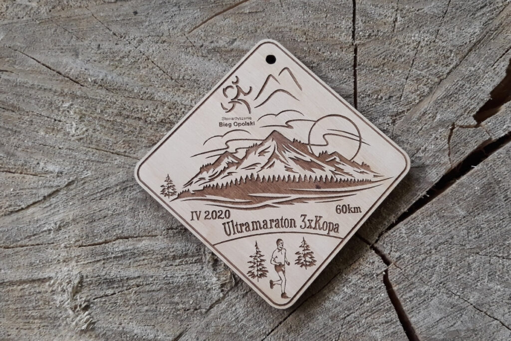 Medal na ultramaraton z drewna, trofeum 3x Kopa, drewniany medal górski, grawerowana pamiątka z biegu ultra, ekologiczne trofeum sportowe.