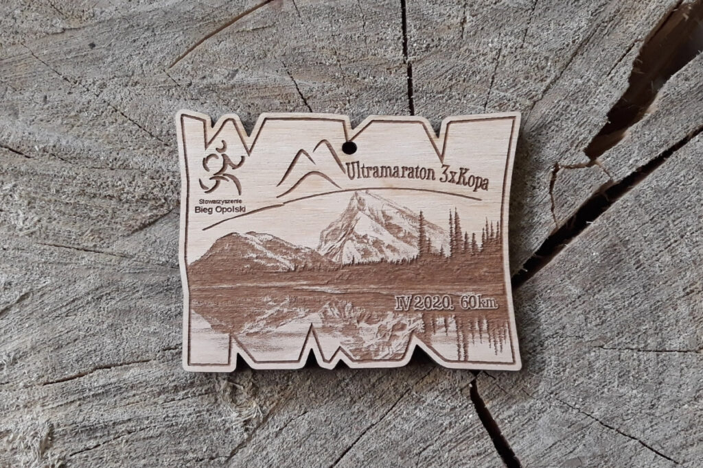 Drewniany medal ultramaraton, trofeum na bieg ultra, grawerowany medal górski z drewna, pamiątka z biegów terenowych, eko medal sportowy.