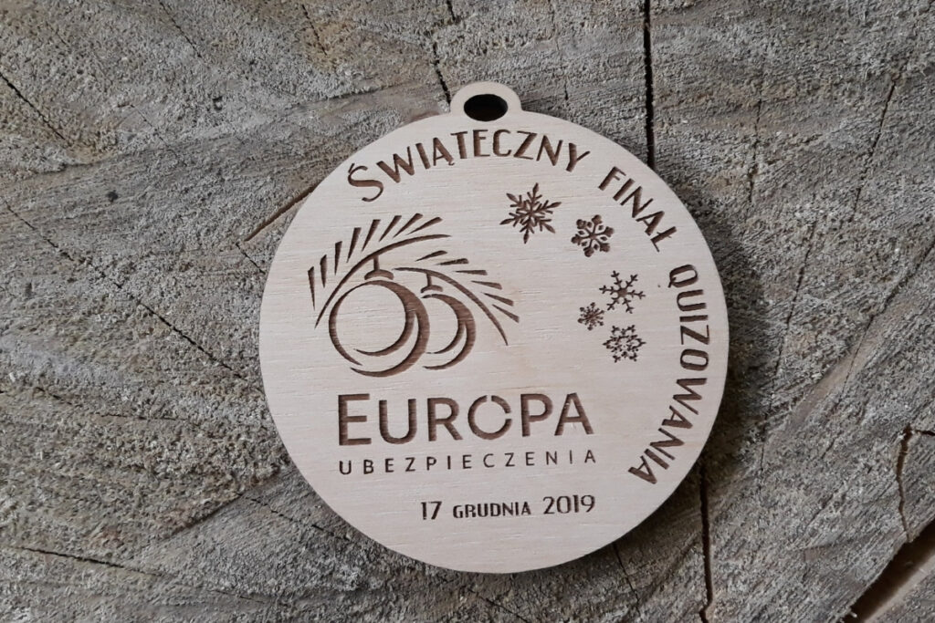 Drewniany medal na quiz, nagroda za konkurs wiedzy, świąteczne trofeum eko z drewna, pamiątka z finału quizowania, grawerowany medal świąteczny.