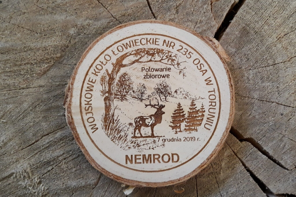 Medal dla koła łowieckiego z plastra drewna, trofeum myśliwskie z brzozy, grawerowana pamiątka łowiecka z korą, medal myśliwski z grawerem.