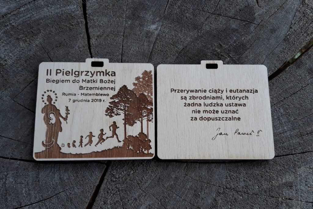 Drewniany medal pielgrzymkowy, pamiątka do Matki Bożej Brzemiennej, religijny medal z drewna, grawerowany medal dla pielgrzymów.