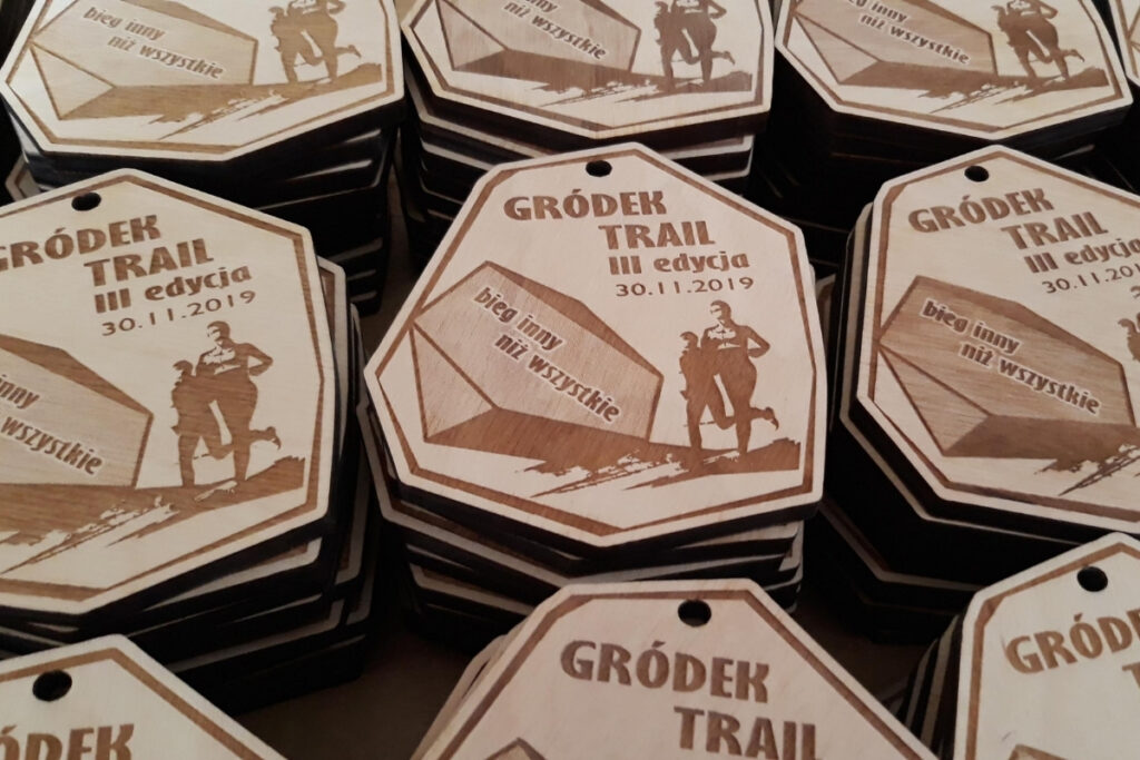 Drewniany medal trailowy, trofeum na bieg przełajowy Gródek Trail, ekologiczny medal sportowy z grawerem lasu, pamiątka biegowa z drewna