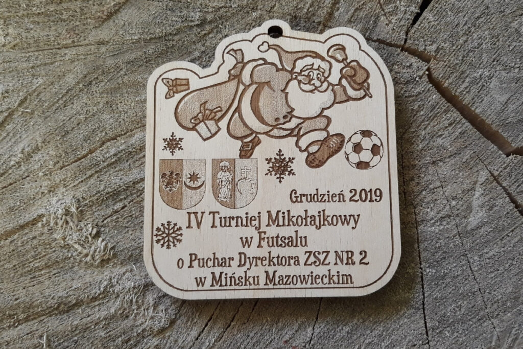 Drewniany medal piłkarski na mikołajki, trofeum z Mikołajem i piłką, eko medal dla młodych piłkarzy, grawerowana pamiątka z turnieju mikołajkowego.