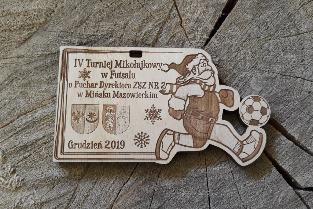 Drewniany medal piłkarski na mikołajki, trofeum z Mikołajem i piłką, eko medal dla młodych piłkarzy, grawerowana pamiątka z turnieju mikołajkowego.
