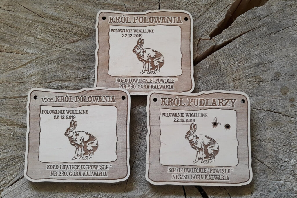 Medale myśliwskie z drewna, trofea łowieckie z zającem, zestaw medali Król Polowania i Król Pudlarzy, grawerowane pamiątki myśliwskie z sklejki brzozy.
