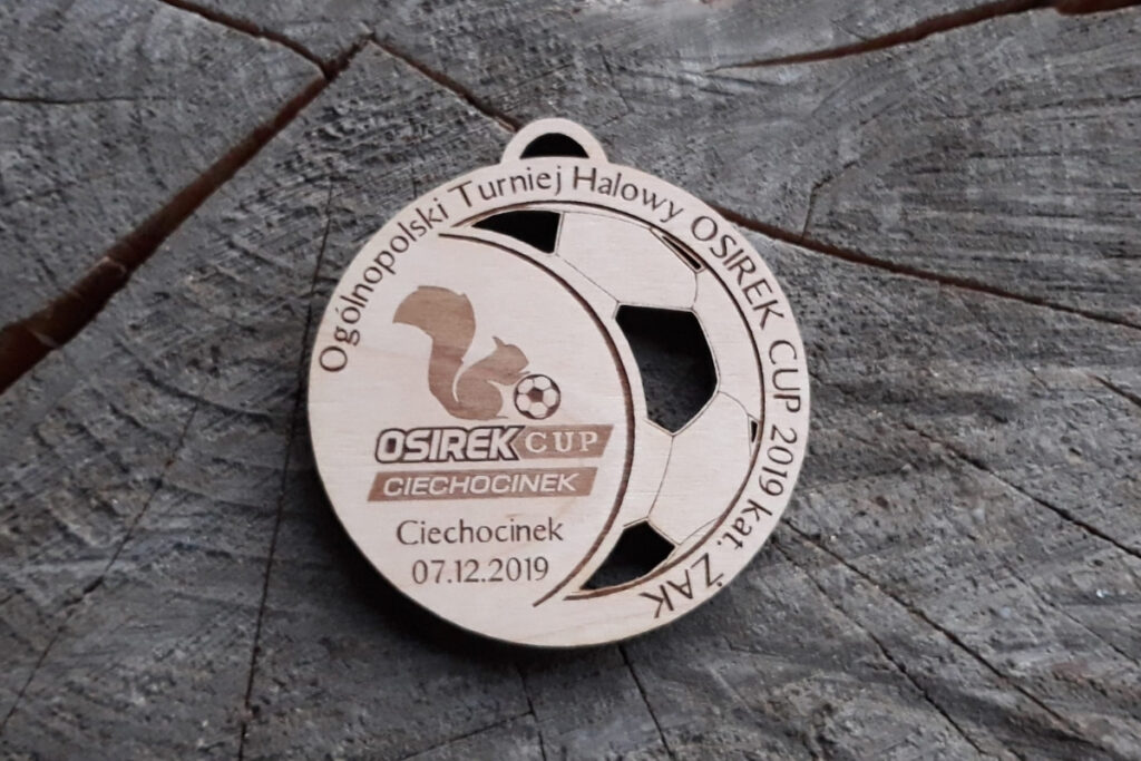 Drewniany medal piłkarski, trofeum na turniej halowy, ekologiczna pamiątka sportowa z drewna, medal z grawerem piłki, nagrody na halówkę.