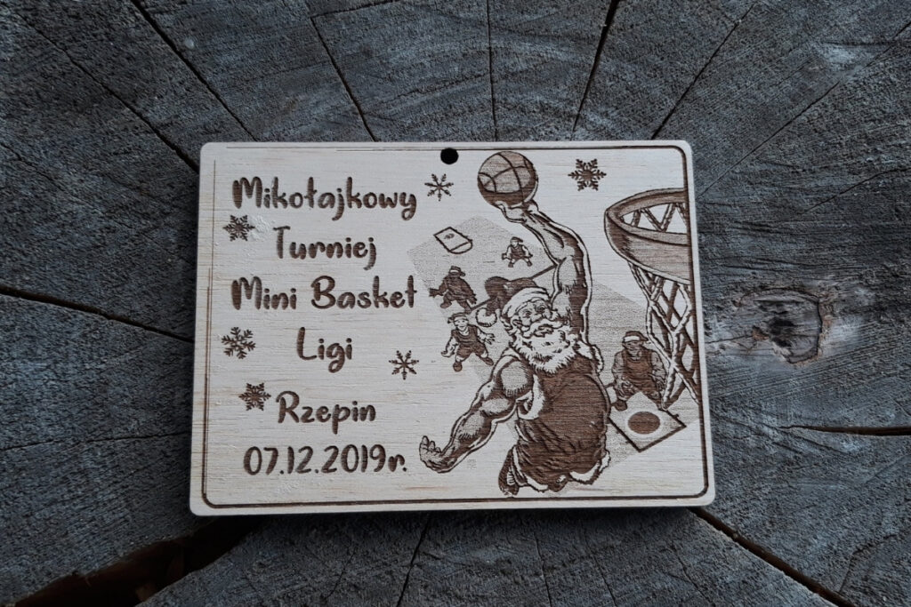 Drewniany medal do koszykówki na mikołajki, trofeum koszykarskie z Mikołajem, eko medal dla koszykarzy, grawerowana pamiątka z turnieju basketu.