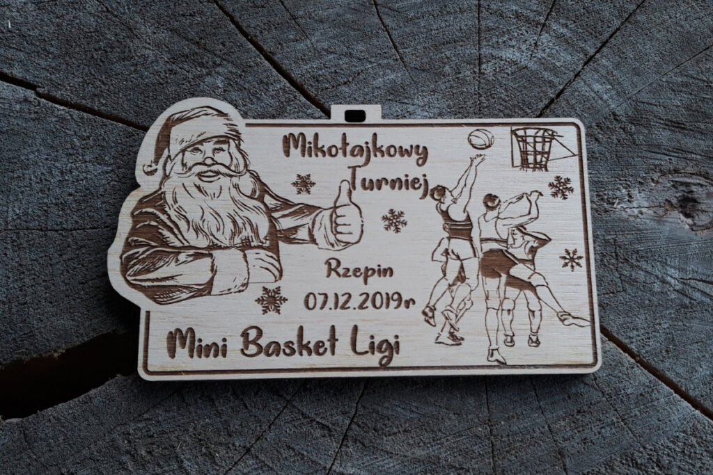 Drewniany medal koszykarski z Mikołajem, trofeum na mikołajkowy turniej koszykówki, ekologiczny medal sportowy z grawerem, pamiątka dla koszykarzy