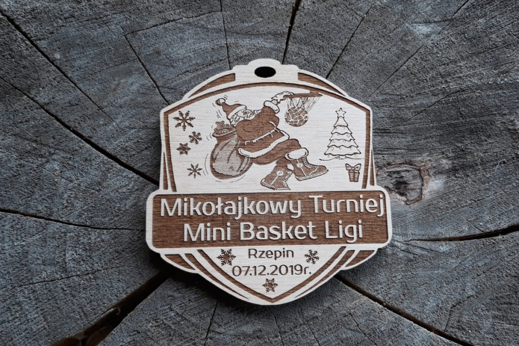 Drewniany medal na turniej mini koszykówki, trofeum basket dla dzieci, eko medal mikołajkowy, pamiątka z Mini Basket Ligi, grawerowany medal sportowy.