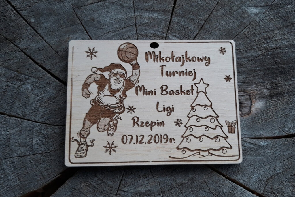 Drewniany medal na turniej koszykówki, trofeum basket mikołajki, personalizowany medal z Mikołajem, eko nagroda sportowa z drewna, medal koszykarski z grawerem.