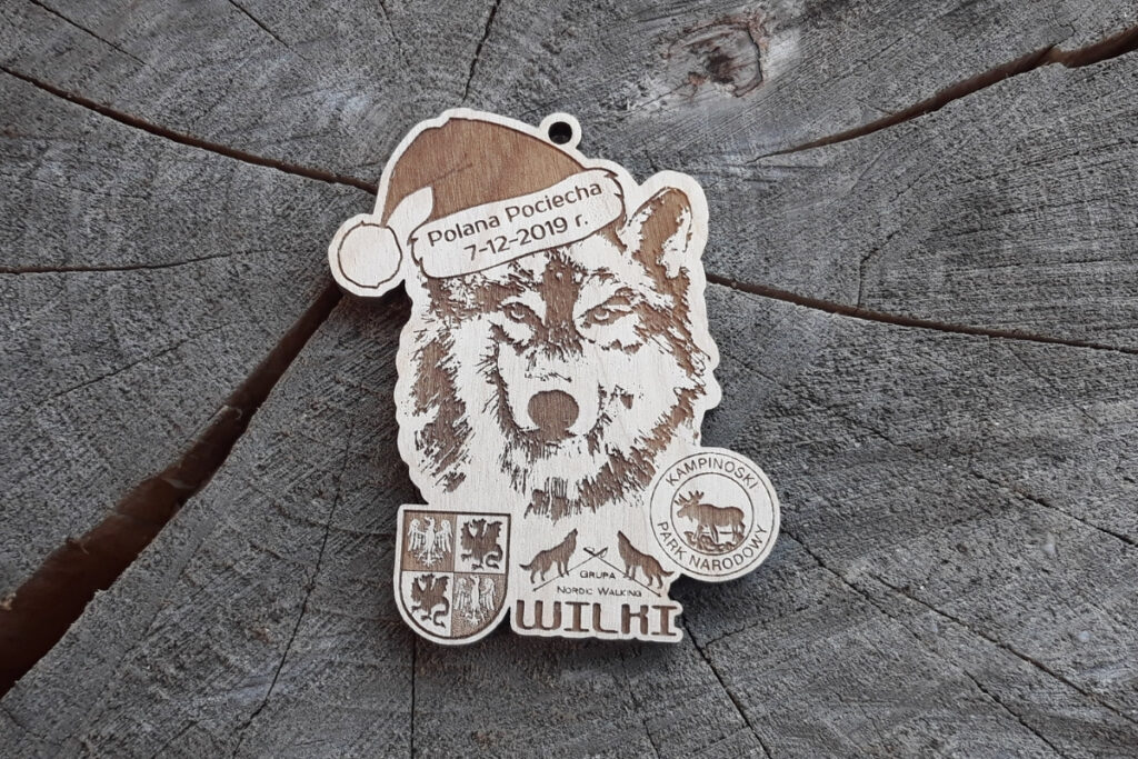 Drewniany medal z wilkiem, mikołajkowe trofeum z grawerem, medal na biegi zimowe, zabawna pamiątka z drewna.