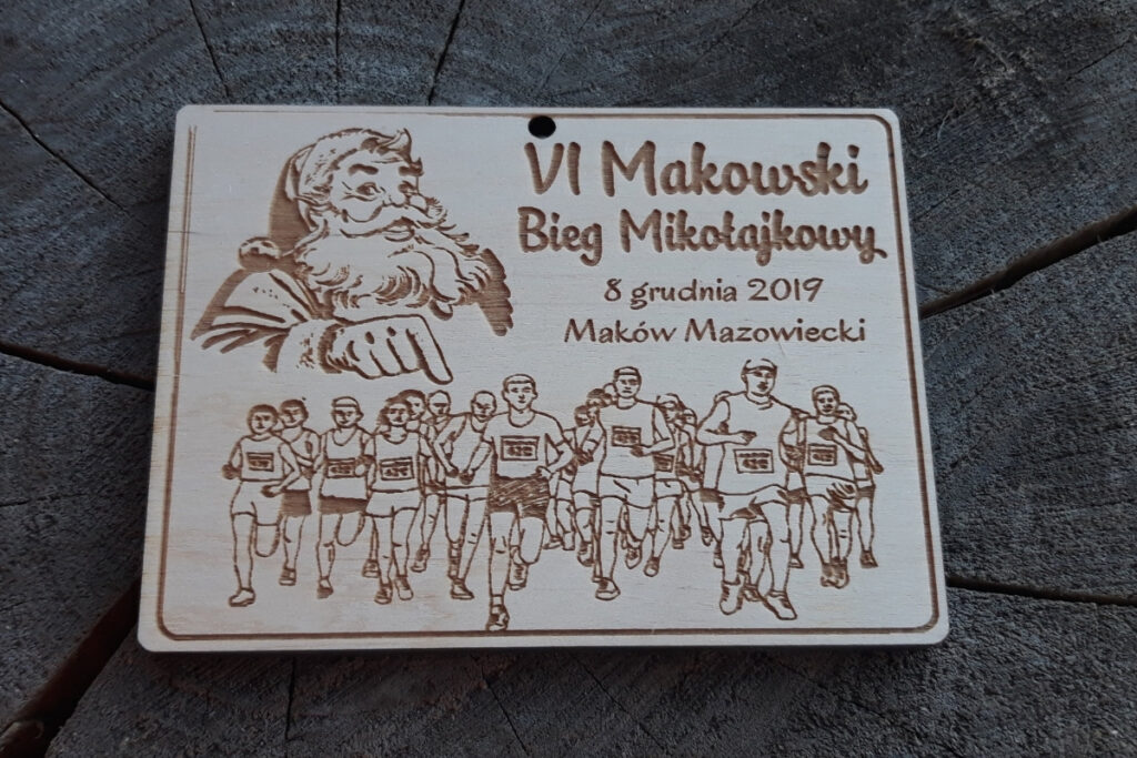 Drewniany medal na zawody sportowe mikołajki, medal biegowy z drewna, pamiątka z biegu mikołajkowego, eko trofeum sportowe z grawerem.