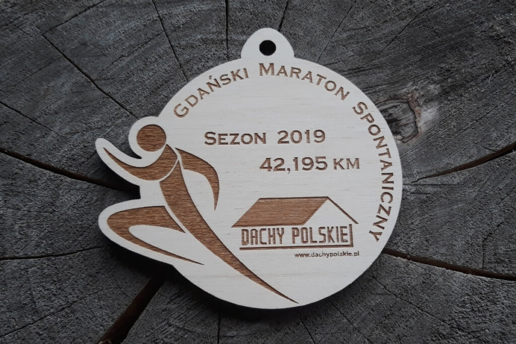Drewniany medal na maraton, trofeum biegowe z grawerem, eko medal dla biegaczy, pamiątka z biegu spontanicznego, medale z drewna na zamówienie.