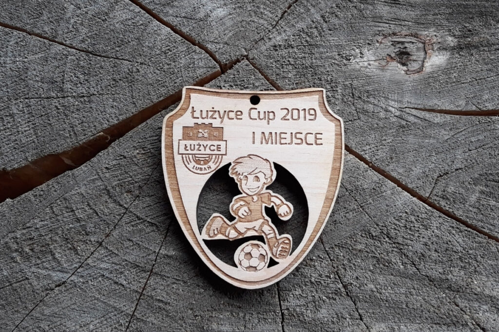 Drewniany medal na turniej piłkarski dla dzieci, trofeum Łużyce Cup.