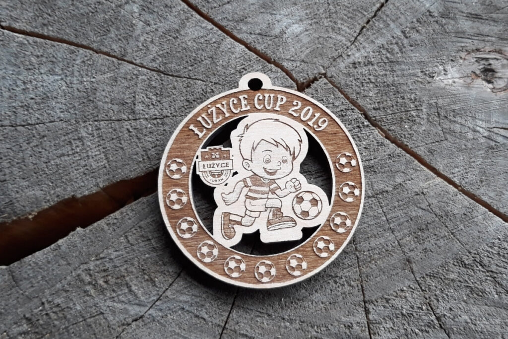 Drewniany medal na turniej piłkarski dla dzieci, trofeum Łużyce Cup.