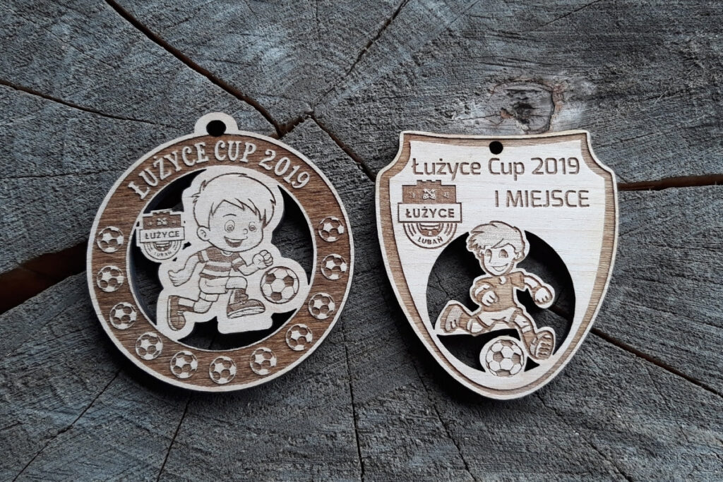 Drewniany medal na turniej piłkarski dla dzieci, trofeum Łużyce Cup.