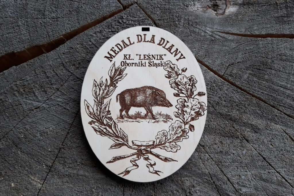 Medal dla Diany z drewna, trofeum myśliwskie dla kobiet, pamiątka łowiecka z grawerem Diany, drewniany medal dla myśliwych, eko nagroda łowiecka.