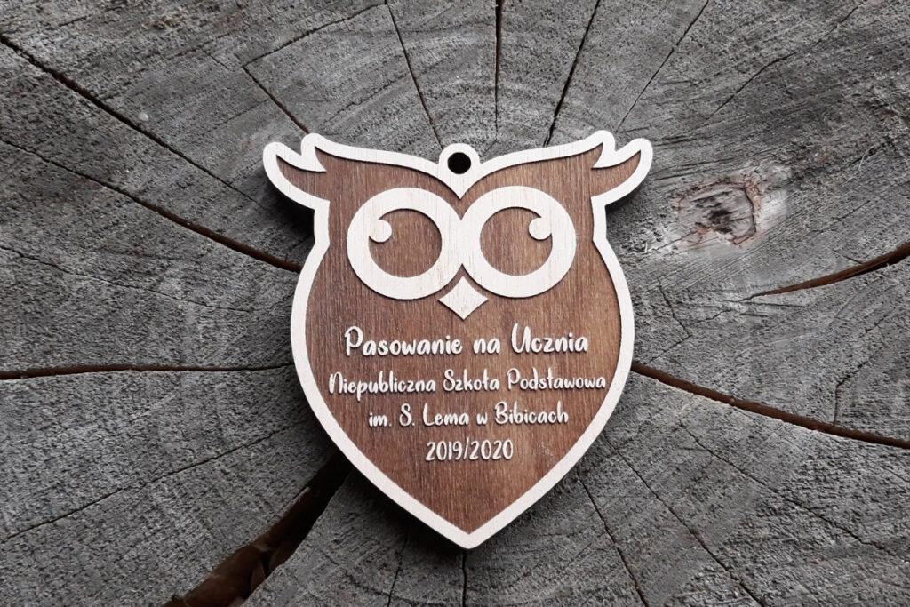 Drewniany medal sowa na pasowanie ucznia w kształcie sowy z napisami.