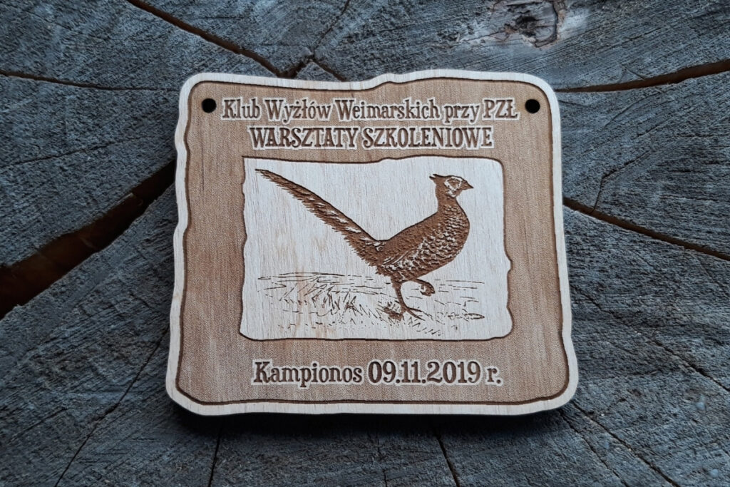 Drewniany medal na szkolenie myśliwskie z grawerunkiem bażanta.
