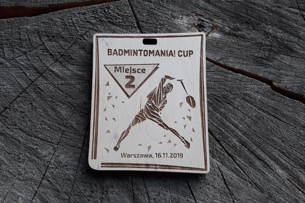 Drewniany medal badminton, trofeum na turniej badmintona z grawerem, eko medal sportowy z badmintonistą, pamiątka dla badmintonistów, medale z drewna na zamówienie.
