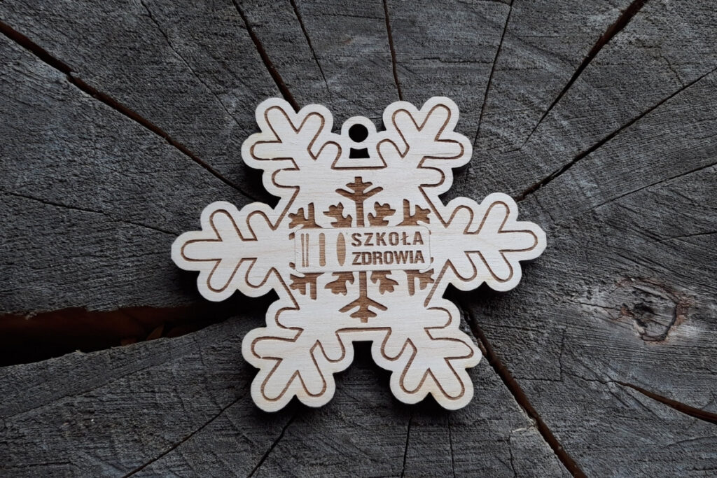Medal płatek śniegu z drewna.